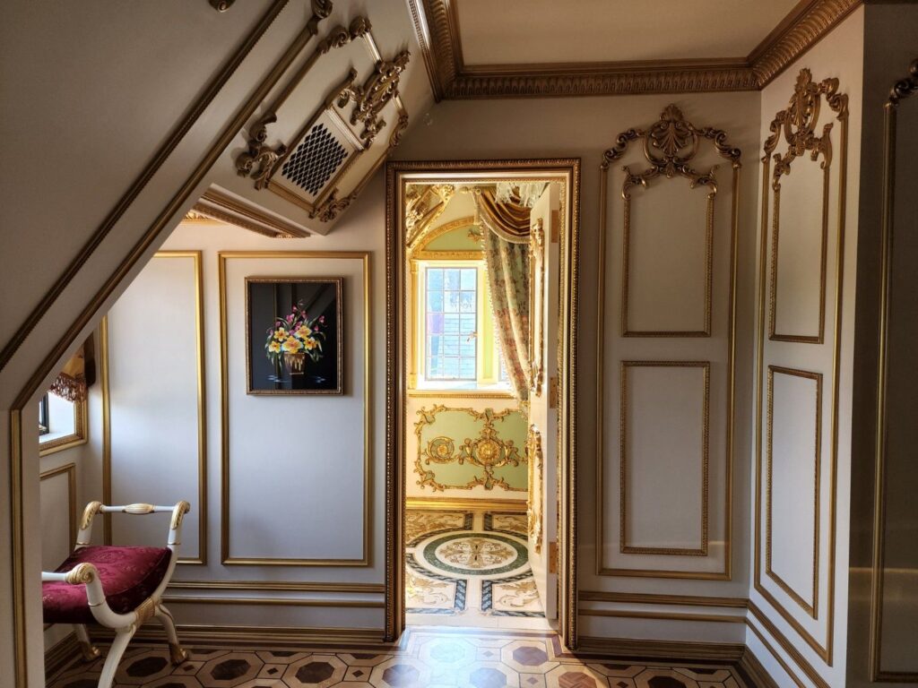 Elegant small powder room by Andrea D'Alessio